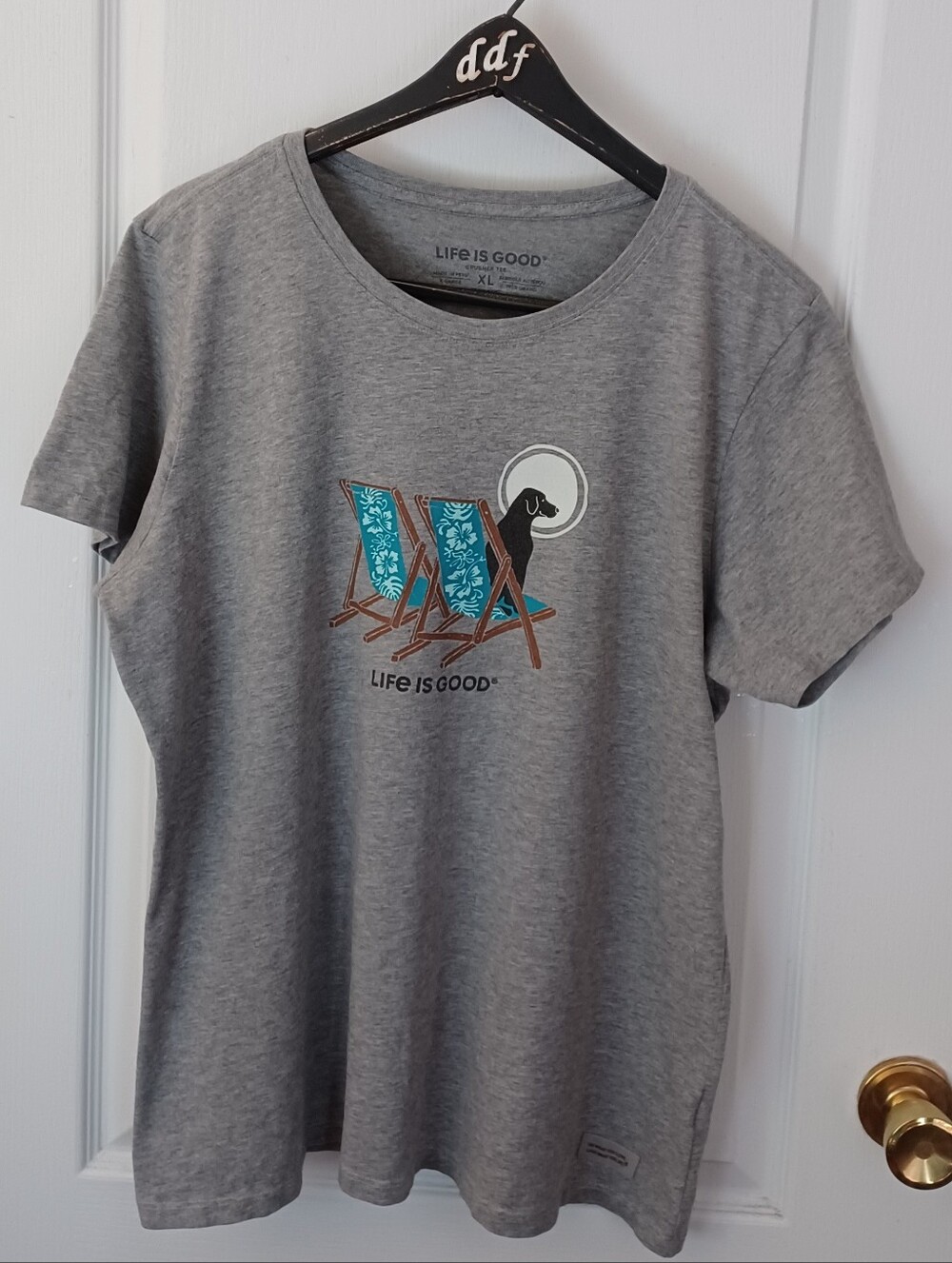 LIFE IS GOOD WOMEN'S CLASSIC FIT CRUSHER TEE HIBISCUS BEACH CHAIRS WITH DOG XL